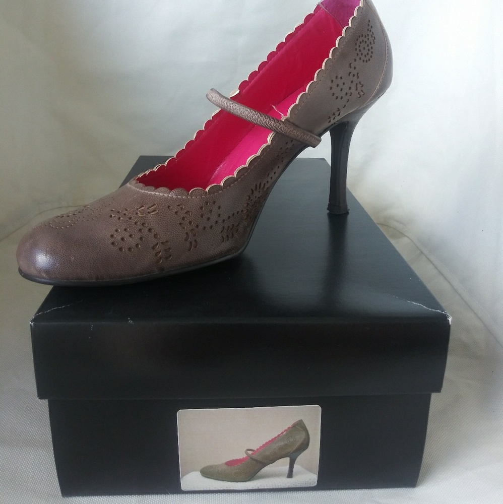 Taupe embossed pump